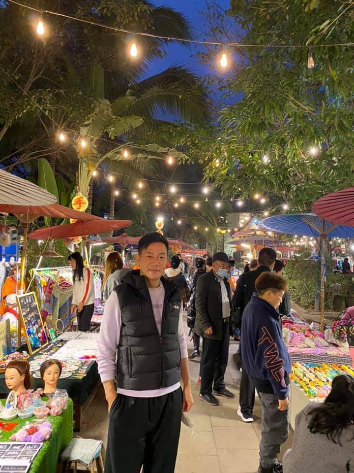 之前喺西雙版納拍外景不忘觀光。