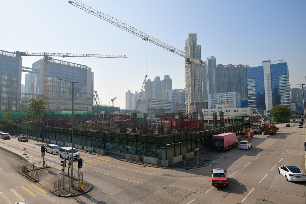他估計與現時香港經濟環境都不理想，巿民買樓的意慾較低，發展商放慢建築時間速率。資料圖片
