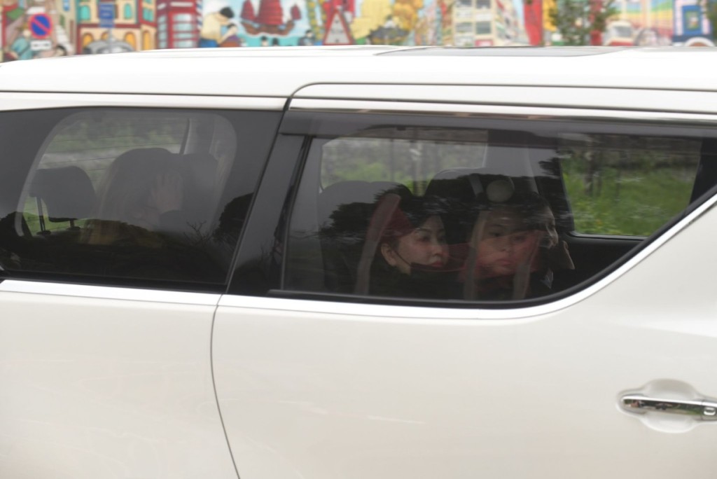 蔡天凤母亲「五姐」等，乘坐私家车抵达宝莲寺。