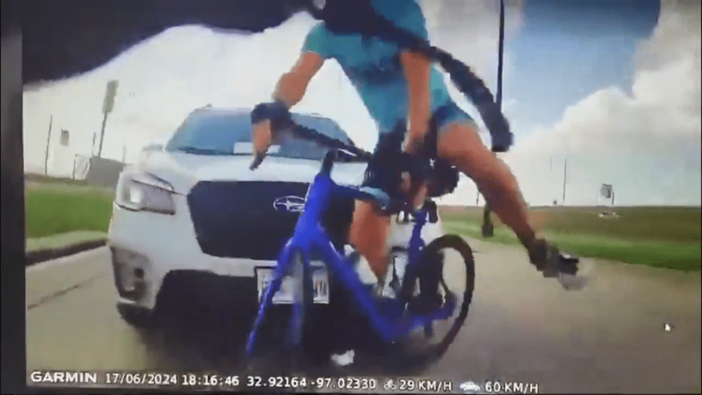 69歲的單車手格佩特被撞，失去平衡。（X平台）