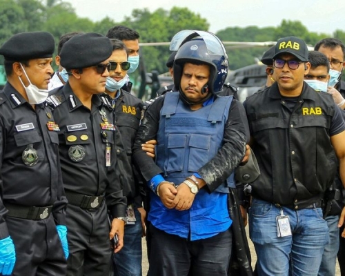 醫院負責人夏德（戴頭盔者）經過警方9天追捕後落網。 網圖