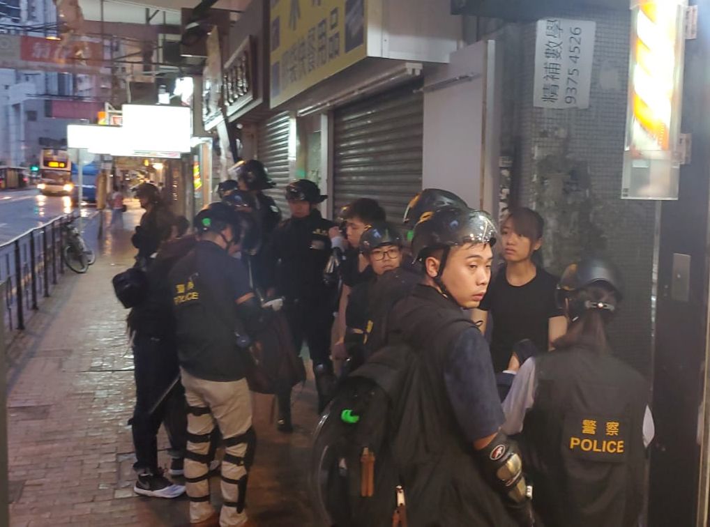 警方在干諾道西截查黑衣人。