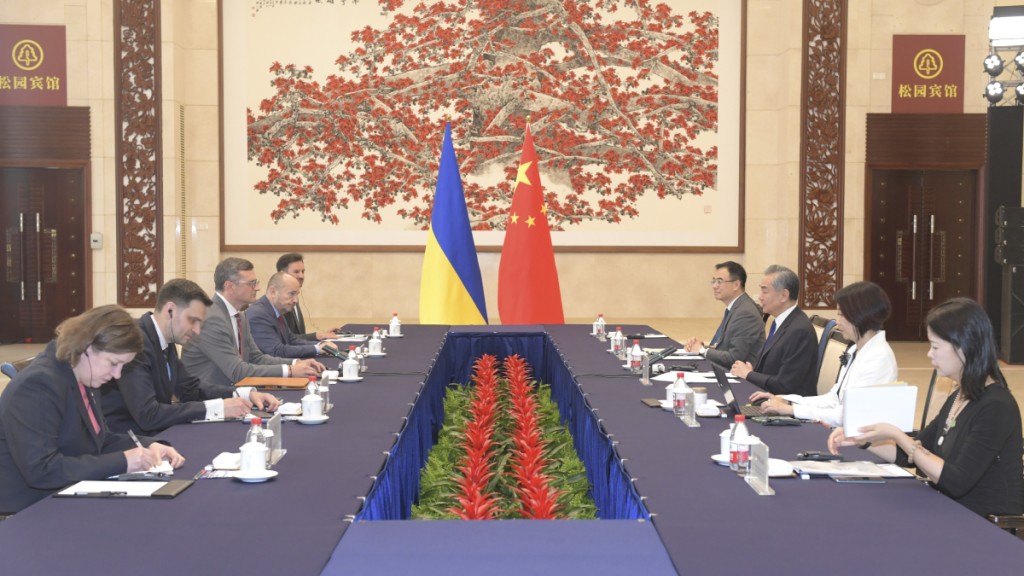 王毅于广州会晤乌克兰外长库列巴。（新华社）