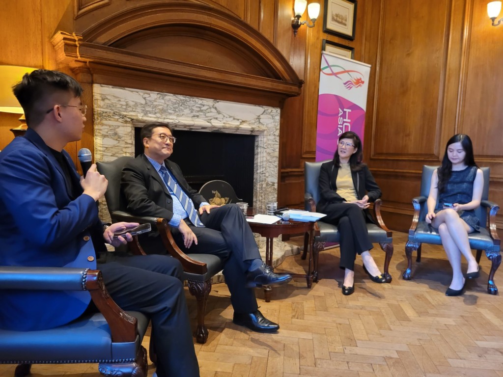 陳澤銘(左二)與法律學生爐邊談話，鼓勵同學利用海外學習生活擴闊視野。律師會FB