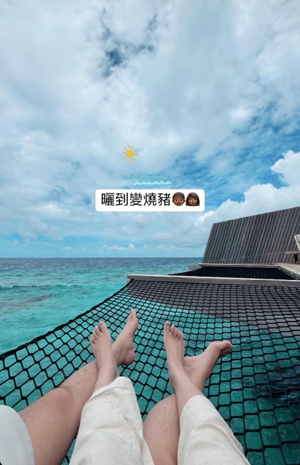 陳嘉慧更晒出二人齊齊躺在繩網上享受日光浴的照片,可見陳嘉慧將雙腳放在老公的小腿位置「疊住曬」,十足連體嬰一樣。 陳嘉慧更晒出二人齊齊躺在繩網上享受日光浴的照片,可見陳嘉慧將雙腳放在老公的小腿位置「疊住曬」,十足連體嬰一樣。