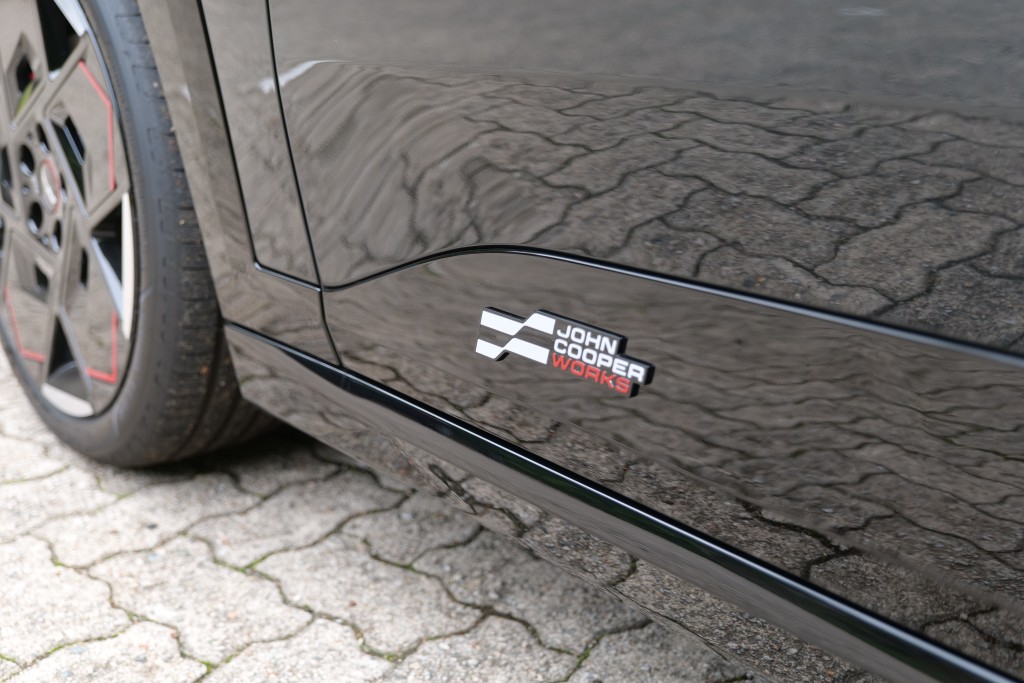 MINI JCW Aceman E (J05)性能版SUV內外也鑲有JCW徽章。