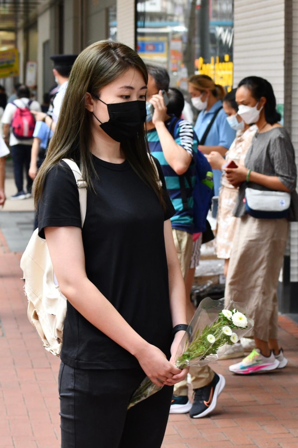 有身穿黑衣市民悼念發動襲擊的兇徒。