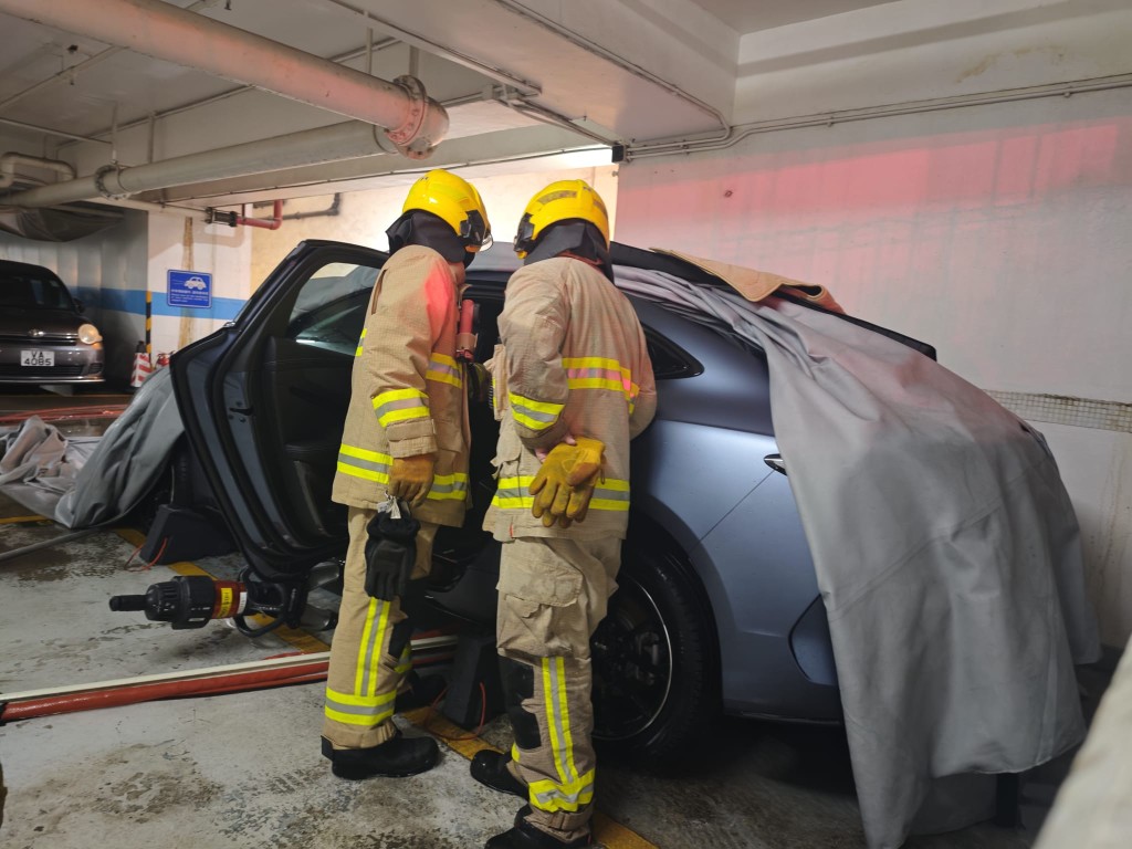 消防接報後迅速趕至現場,開動兩條喉及派出兩隊煙帽隊人員進行灌救,並以電動車滅火氈覆蓋車身,火勢在短時間內受控並被撲熄。黎志偉攝 消防接報後迅速趕至現場,開動兩條喉及派出兩隊煙帽隊人員進行灌救,並以電動車滅火氈覆蓋車身,火勢在短時間內受控並被撲熄。黎志偉攝