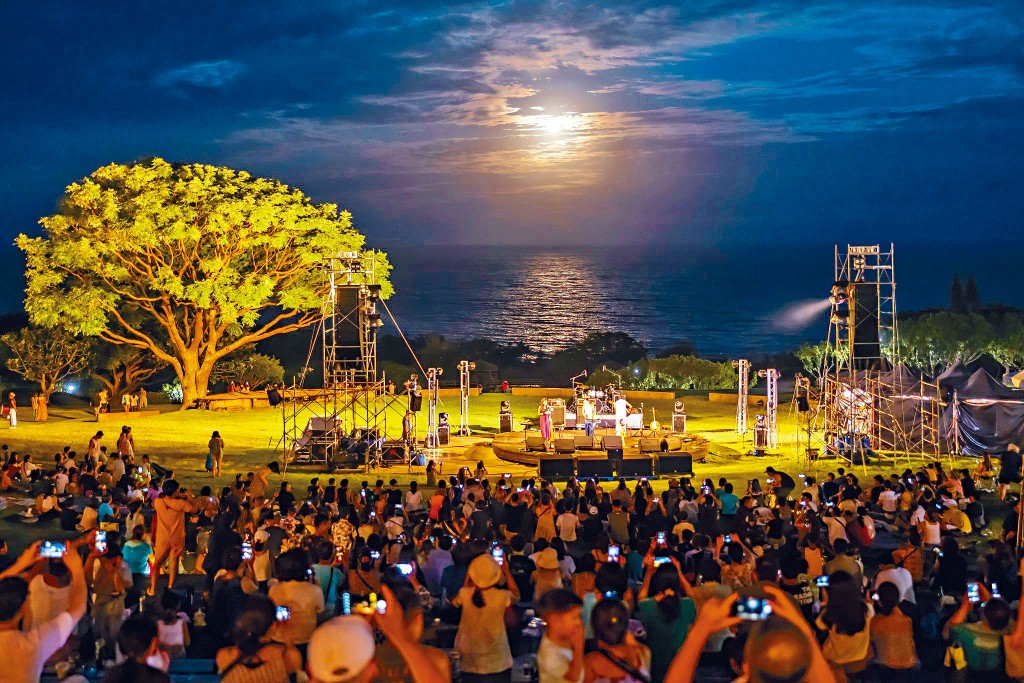 台東東海岸大地藝術節月光.海音樂會。 台東東海岸大地藝術節月光.海音樂會。