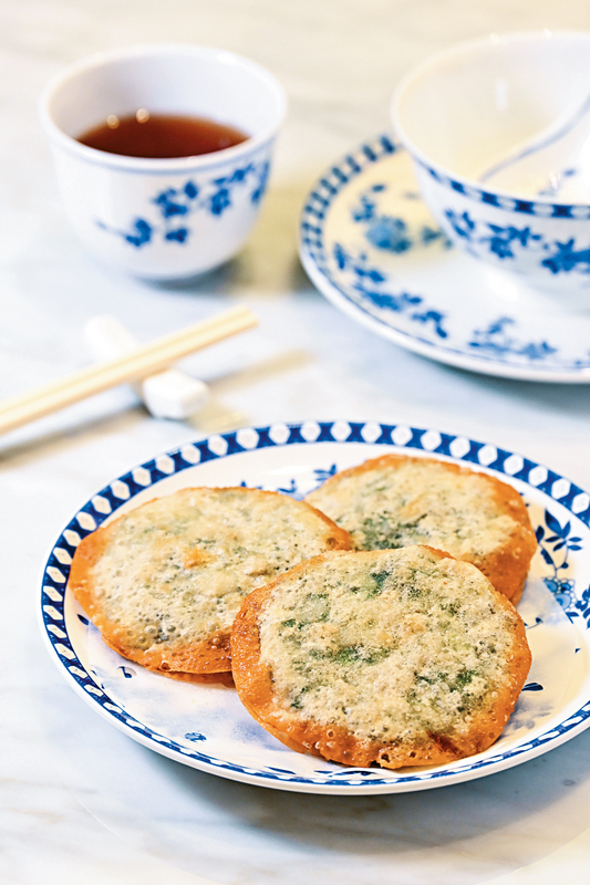 韭菜炸蟹盒自家调配出最佳的韭菜与蟹肉比例,放入滚油中炸至酥脆,吃时小心烫嘴。