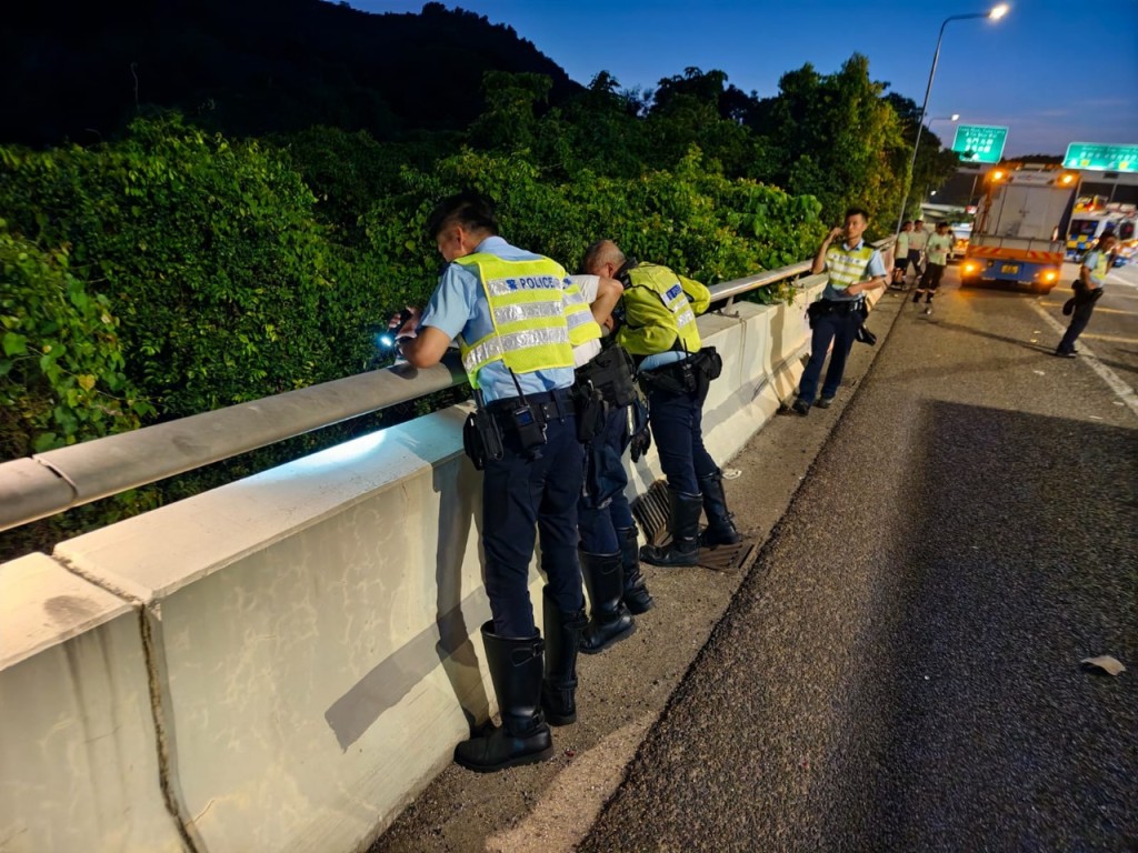 警方在交通警墮橋位置調查。 警方在交通警墮橋位置調查。