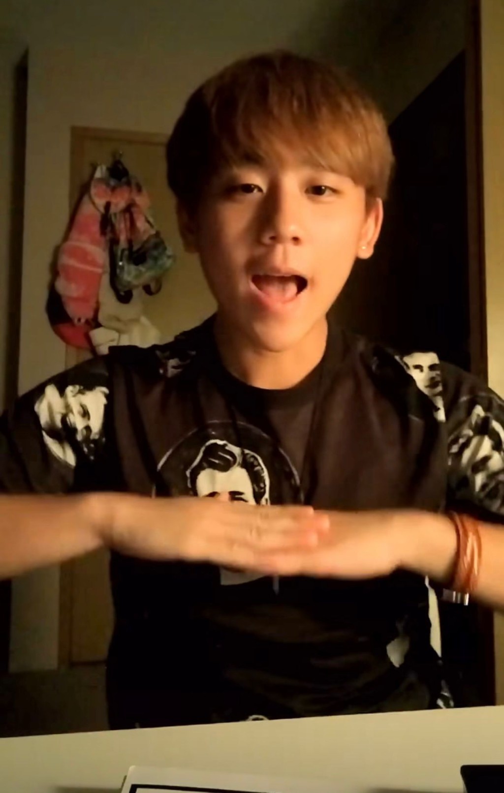 姜濤樣子非常青澀。