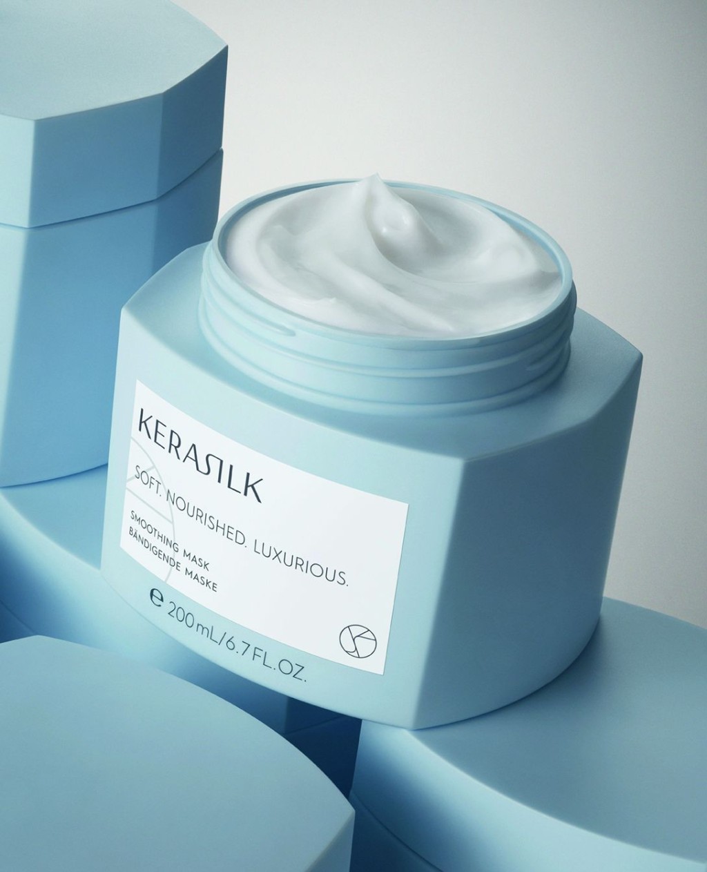 Kerasilk Smoothing Mask质顺柔致发膜/$360，深层滋润的配方能强效顺服、控制和抚平头发的整体结构和表面，带来柔软触感。