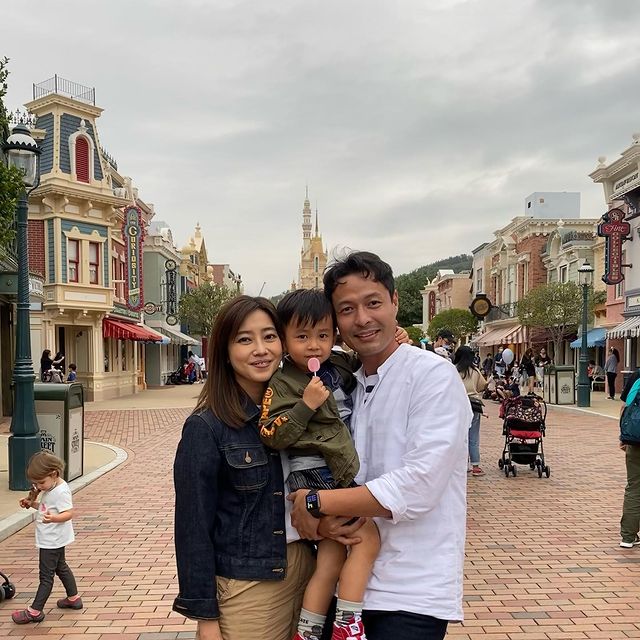 16年，達倫跟太太陳鳳玲結婚，翌年誕下囝囝「勁秋雞」。 