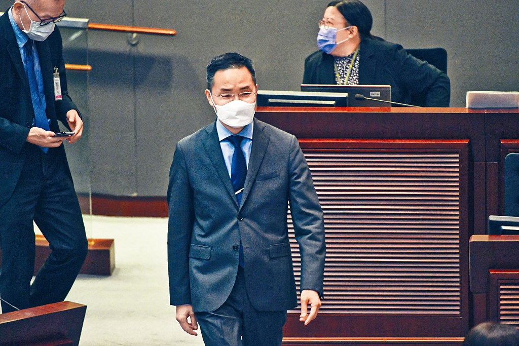 鄧忍光稱,局方會修訂條文讓「社會人士」加入資審會,並會向中央備案。
