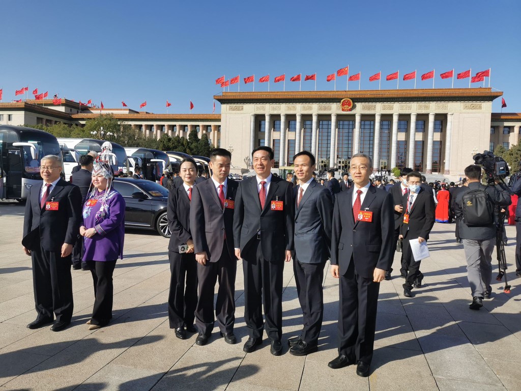 胡海峰（右）与其他党代表合影。张言天摄