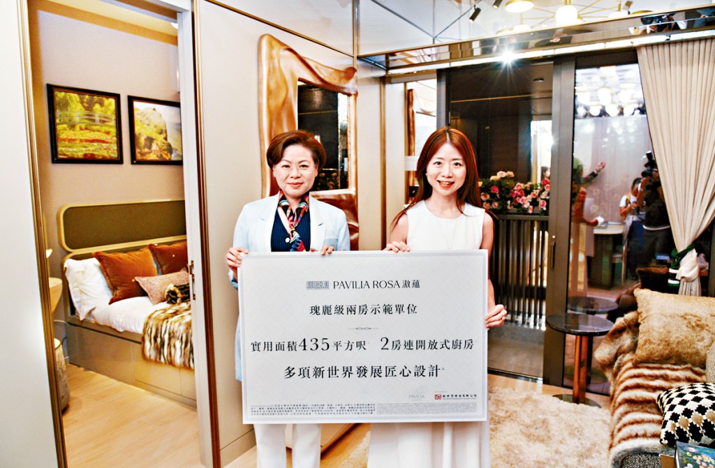 新世界何家欣（右）表示，下周一開售滶蘊3伙。左為鄭靜如。
