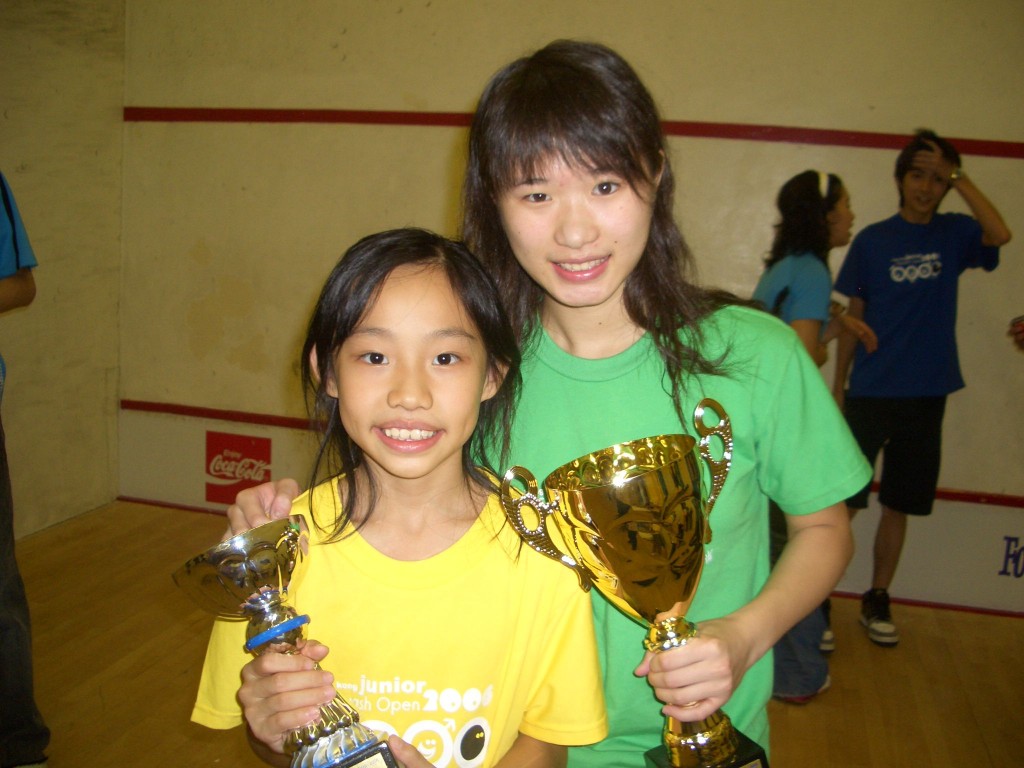 何子樂(左)坦言，從小一直跟著師姐陳浩鈴(右)的步伐成長。受訪者提供相片