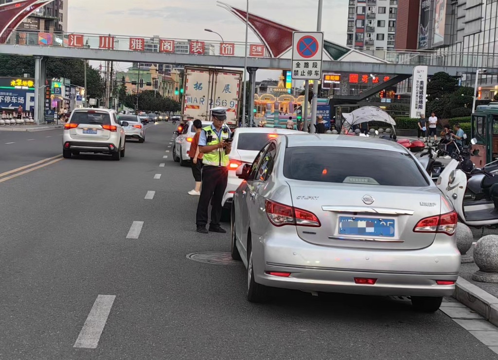 中秋國慶長假，多地對外來車輛實施輕微違規不處罰措施。微博