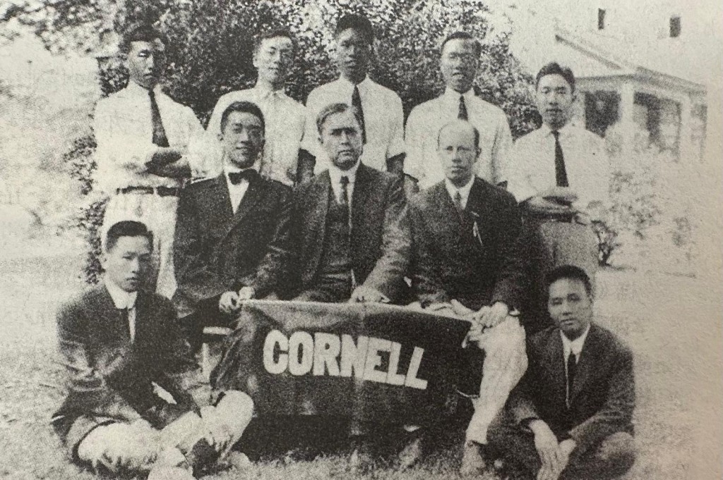 胡適(第二排左一)持康奈爾大學校旗,與老師、同學合影。 胡適(第二排左一)持康奈爾大學校旗,與老師、同學合影。