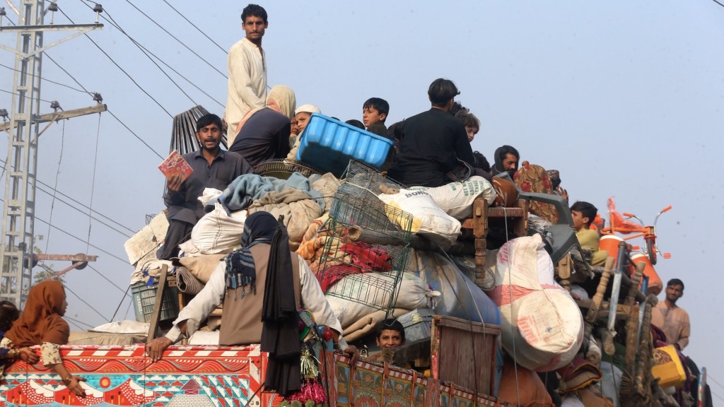 巴基斯坦落实「逐客令」前最后一天，前往阿富汗的货车载满阿富汗人。 美联社