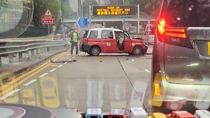 的士撞欄打橫擱在路中。fb馬路的事 (即時交通資訊台) Bosco Chu