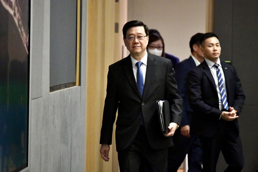 李家超今早出席行會前,就事件作出回應。盧江球攝 李家超今早出席行會前,就事件作出回應。盧江球攝