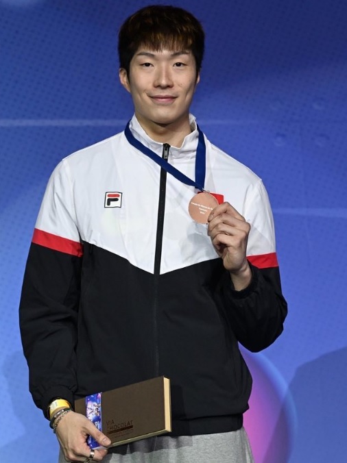 张家朗在世界杯巴黎站夺铜牌，是他在新赛季的首面奖牌。国际剑联Facebook图片