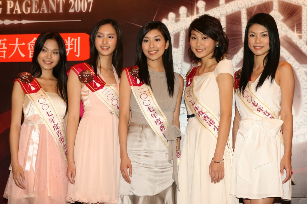 黄智雯（中）2007年选港姐，同届有麦皓儿（左起）、何傲儿、郑莹莹及现已成为黎诺懿太太的李洁莹。  ​
