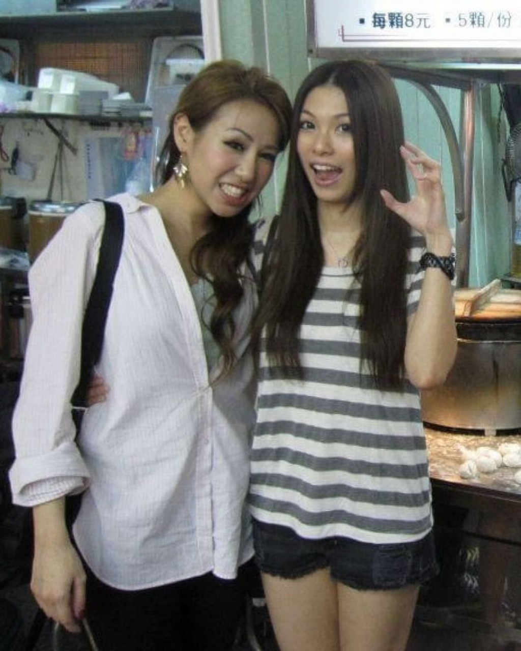 當年曹敏寶與李潔瑩打扮青春性感現身食店外影合照。