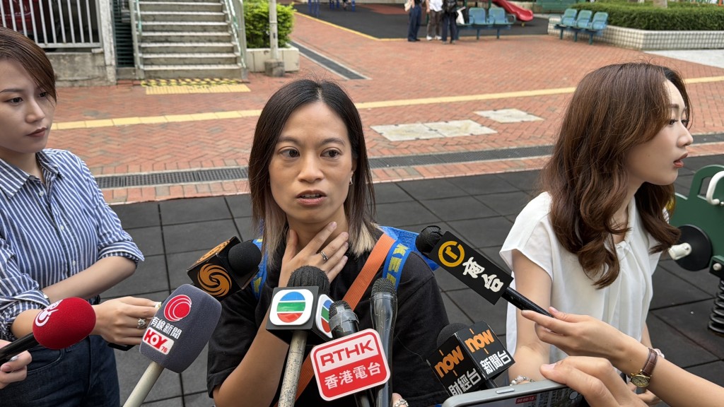 居民潘小姐希望回去拍一張全家福留念。梁國峰攝 居民潘小姐希望回去拍一張全家福留念。梁國峰攝