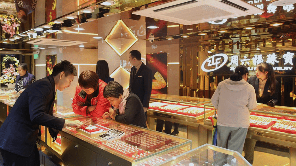 周六福5度衝擊上市步直路 加盟商恐涉侵權索賠 逆市增長更勝周大福？