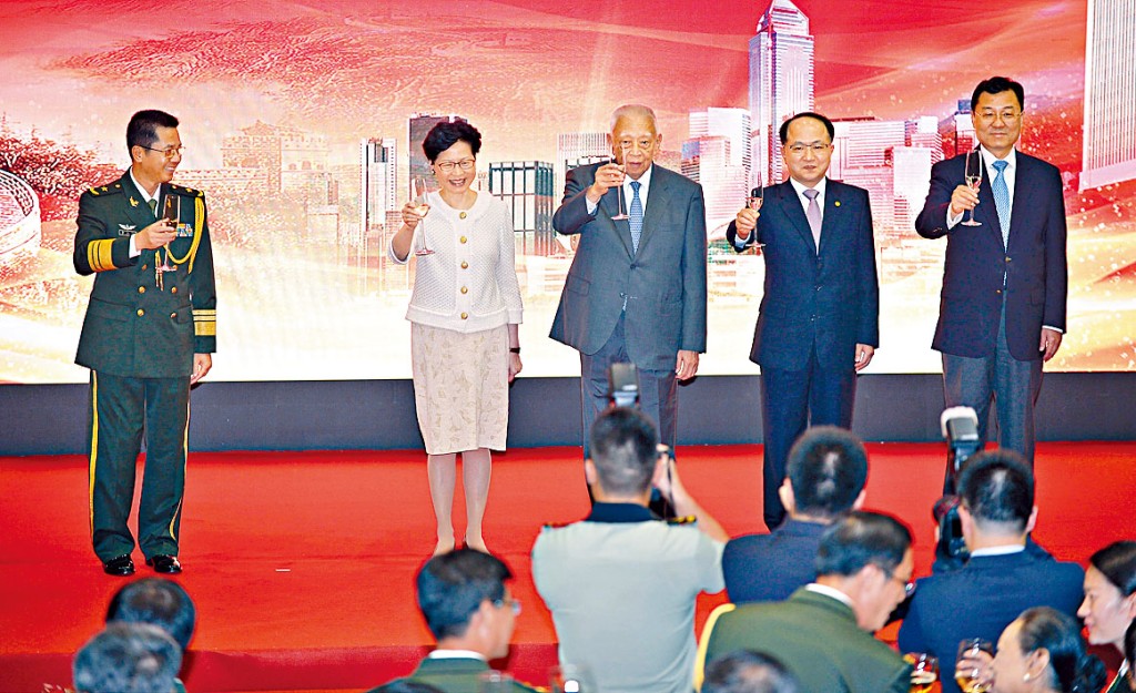 解放军驻港部队昨晚举办八一建军节酒会。