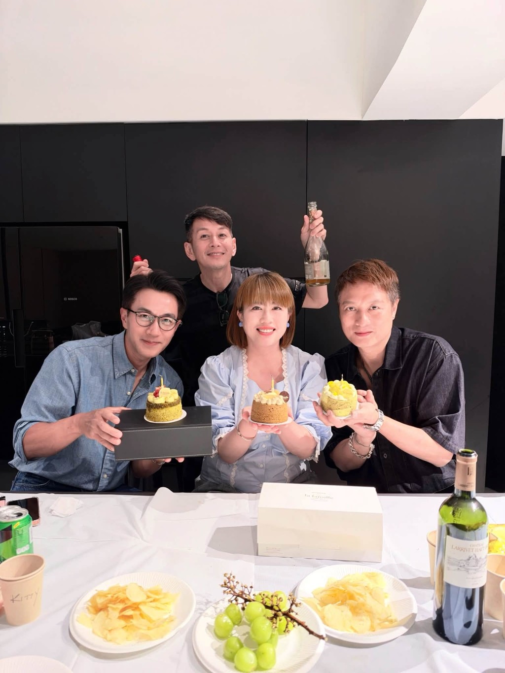 吳家樂拿著酒樽加入與幾位壽星合照。 吳家樂拿著酒樽加入與幾位壽星合照。