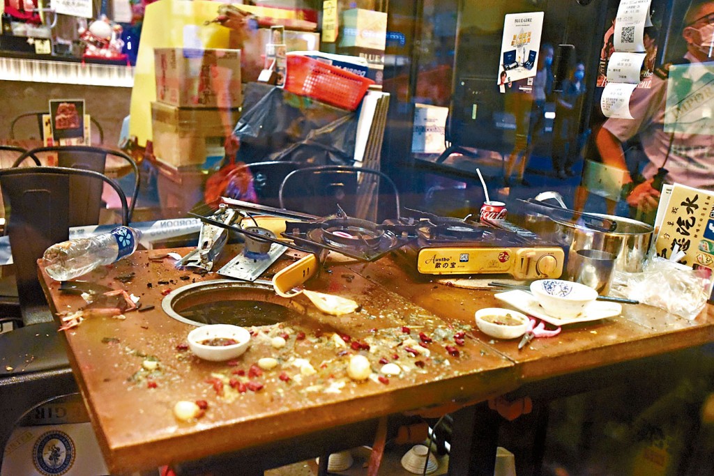 卡式石油氣爐具爆炸將枱面震散。