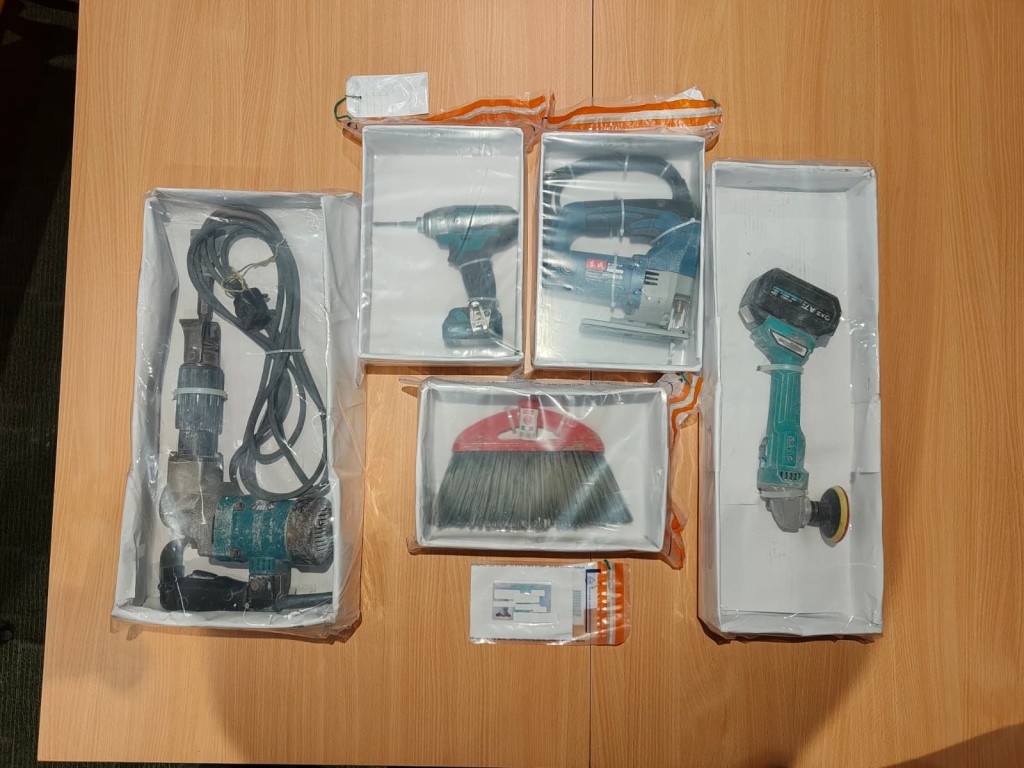 入境處展示涉案證物。入境處圖片