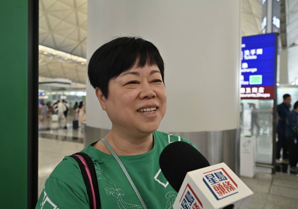 港人陈小姐表示，前往乌鲁木齐的飞机班次不多，「唔系话成日有，出去玩要就时间」。锺健华摄
