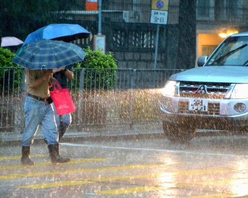 強雷雨正影響本港附近及沿岸海域。資料圖片