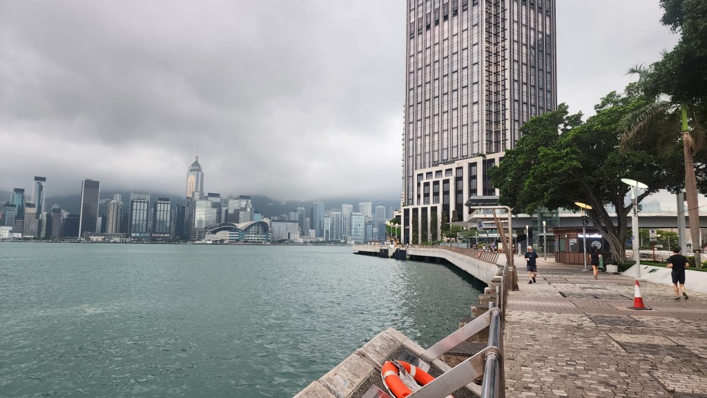 本港地區今日大致多雲,間中有驟雨及幾陣狂風雷暴,早上部分地區雨勢較大。黎志偉攝 本港地區今日大致多雲,間中有驟雨及幾陣狂風雷暴,早上部分地區雨勢較大。黎志偉攝