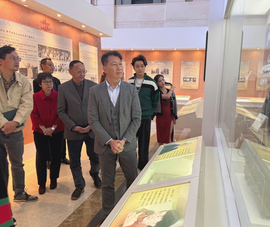 云南卫视频道总监朵翔(左四)陪同张国财参观云南广播博物馆。港台提供