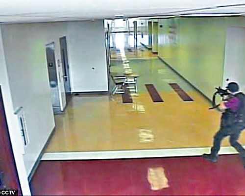 槍手克魯茲二〇一八年在佛州道格拉斯中學內開槍。