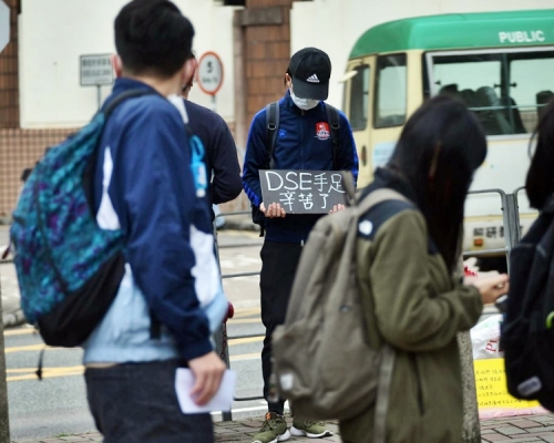 有人在試場外持標語為考生打氣。
