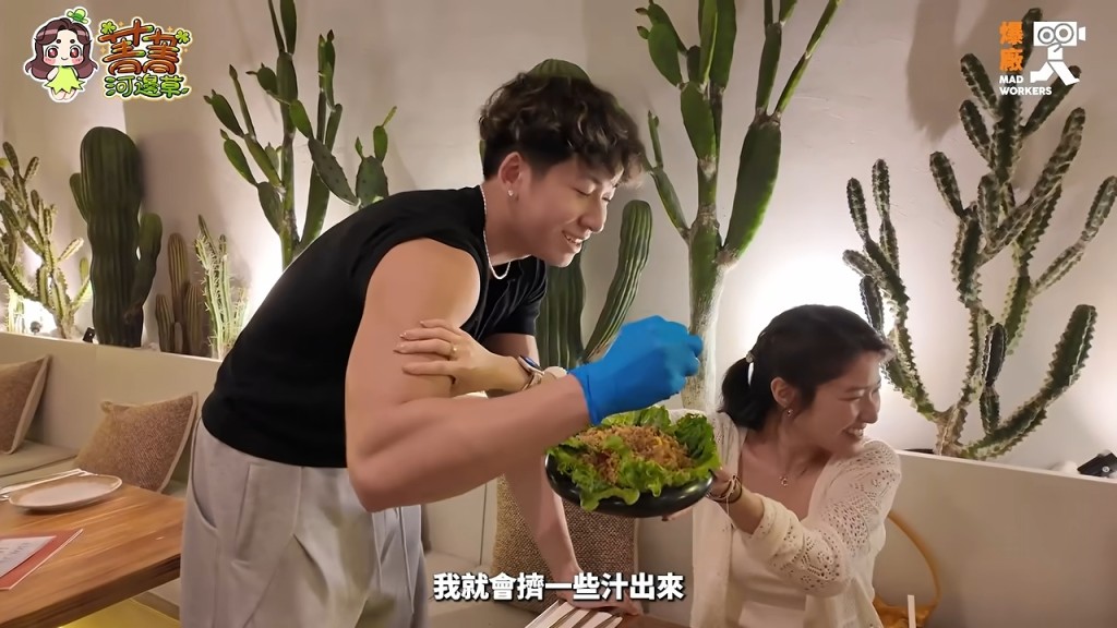 許惠菁被要求揸猛男手臂擠檸檬汁。 許惠菁被要求揸猛男手臂擠檸檬汁。