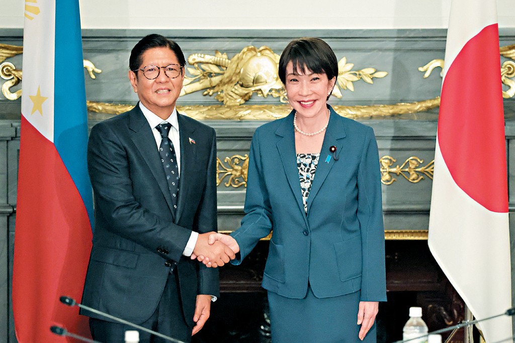 高市早苗和小馬可斯昨日在東京舉行峰會前握手。