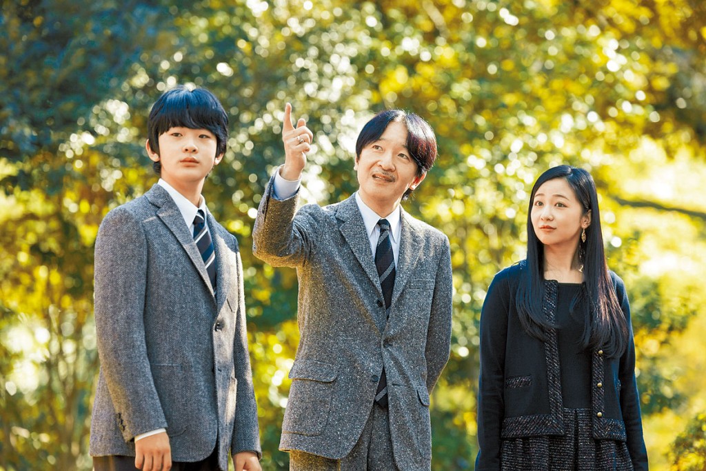 文仁亲王（中）与次女佳子及儿子悠仁，在花园散步。