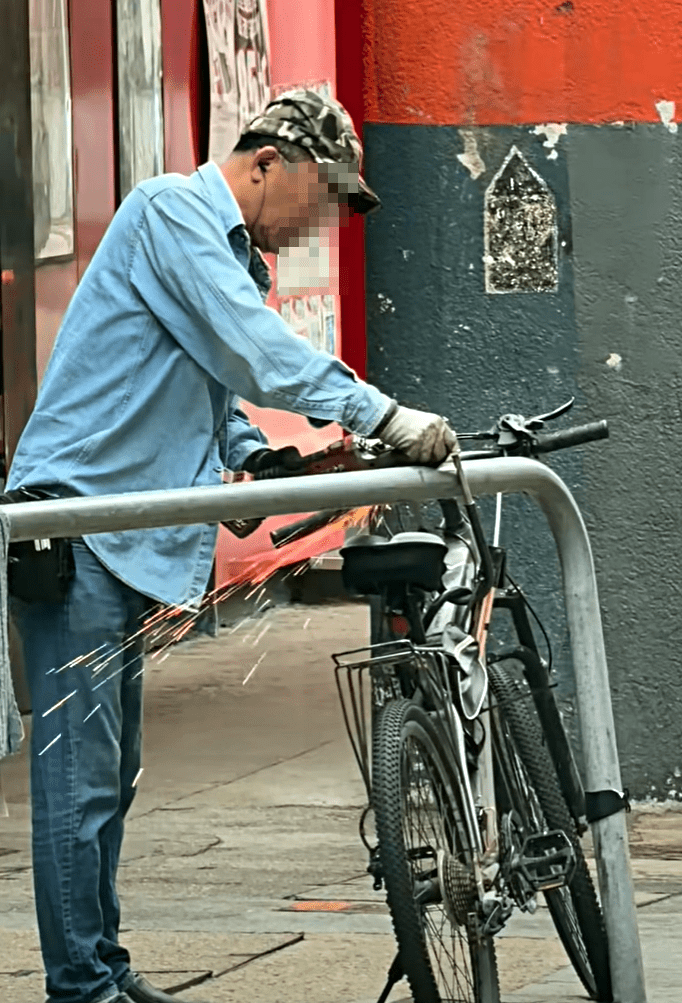 男子锯锁时溅出花火。fb：的士司机资讯网 Taxi