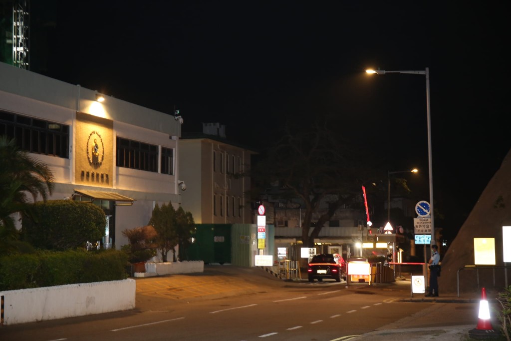 今日凌晨時分已有多輛七人車分別進入赤柱監獄範圍候命。