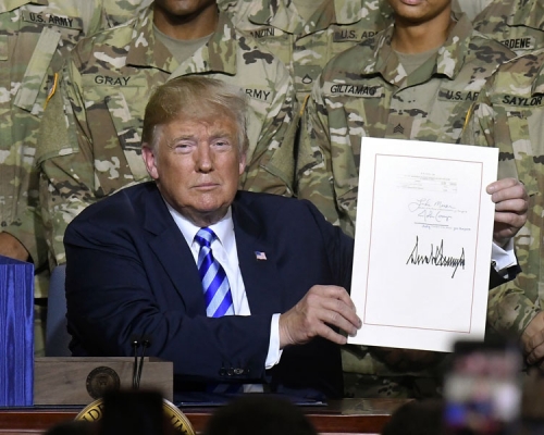 特朗普签署2019年国防授权法。AP