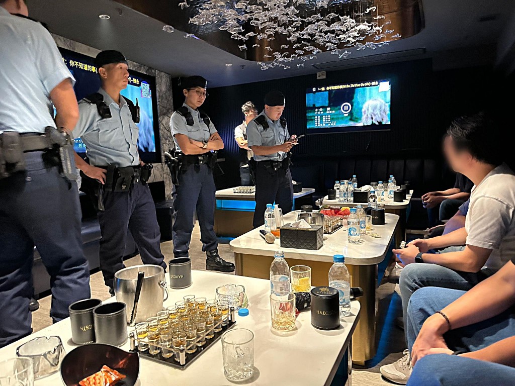 警方「天堡」行動打擊黑幫新義安。fb:香港警察 警方「天堡」行動打擊黑幫新義安。fb:香港警察