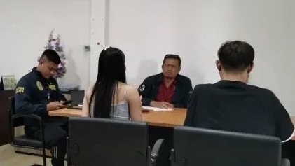 受害人林某在女友陪同下报警。 泰国星暹公众号 受害人林某在女友陪同下报警。 泰国星暹公众号